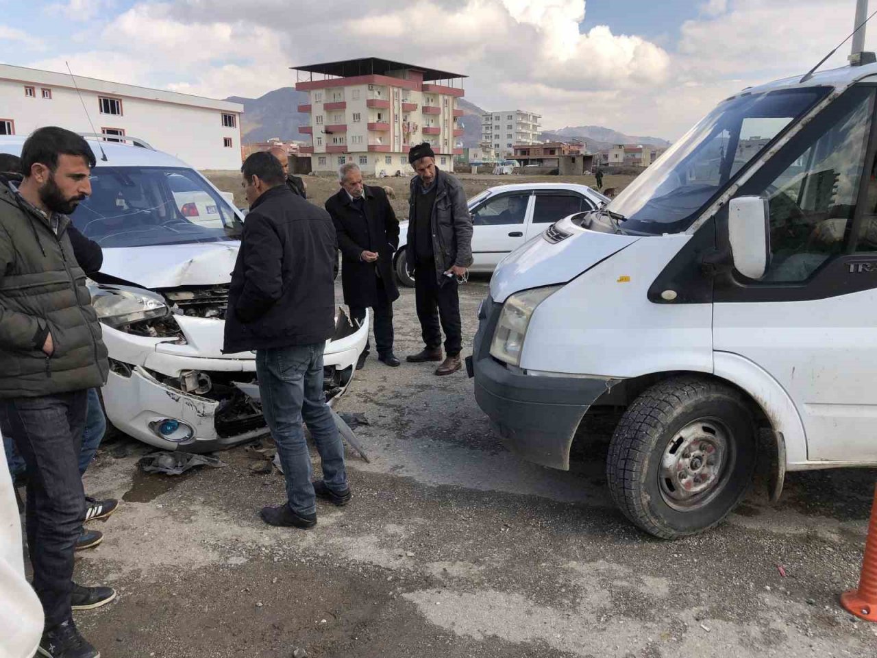 Batman’da trafik kazası, iki araç kafa kafaya çarpıştı