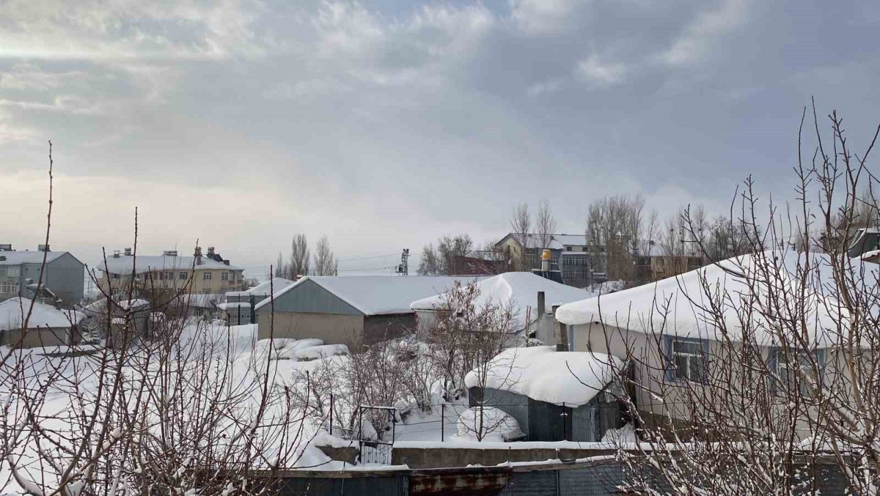 Karlıova’da kar yağışı etkili oldu, eğitime ara verildi