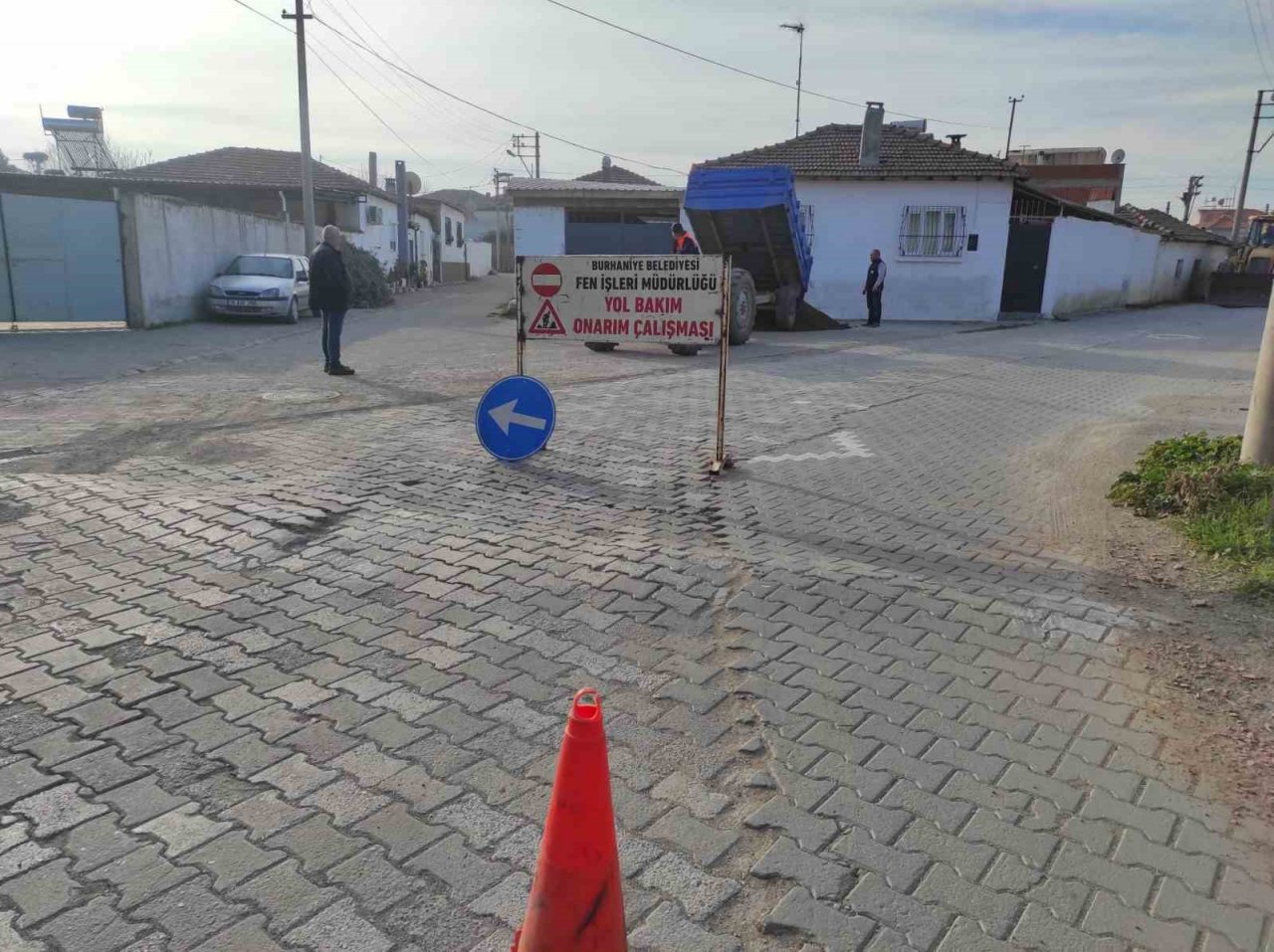 Burhaniye’nin kırsal mahallelerinde yol çalışmaları devam ediyor