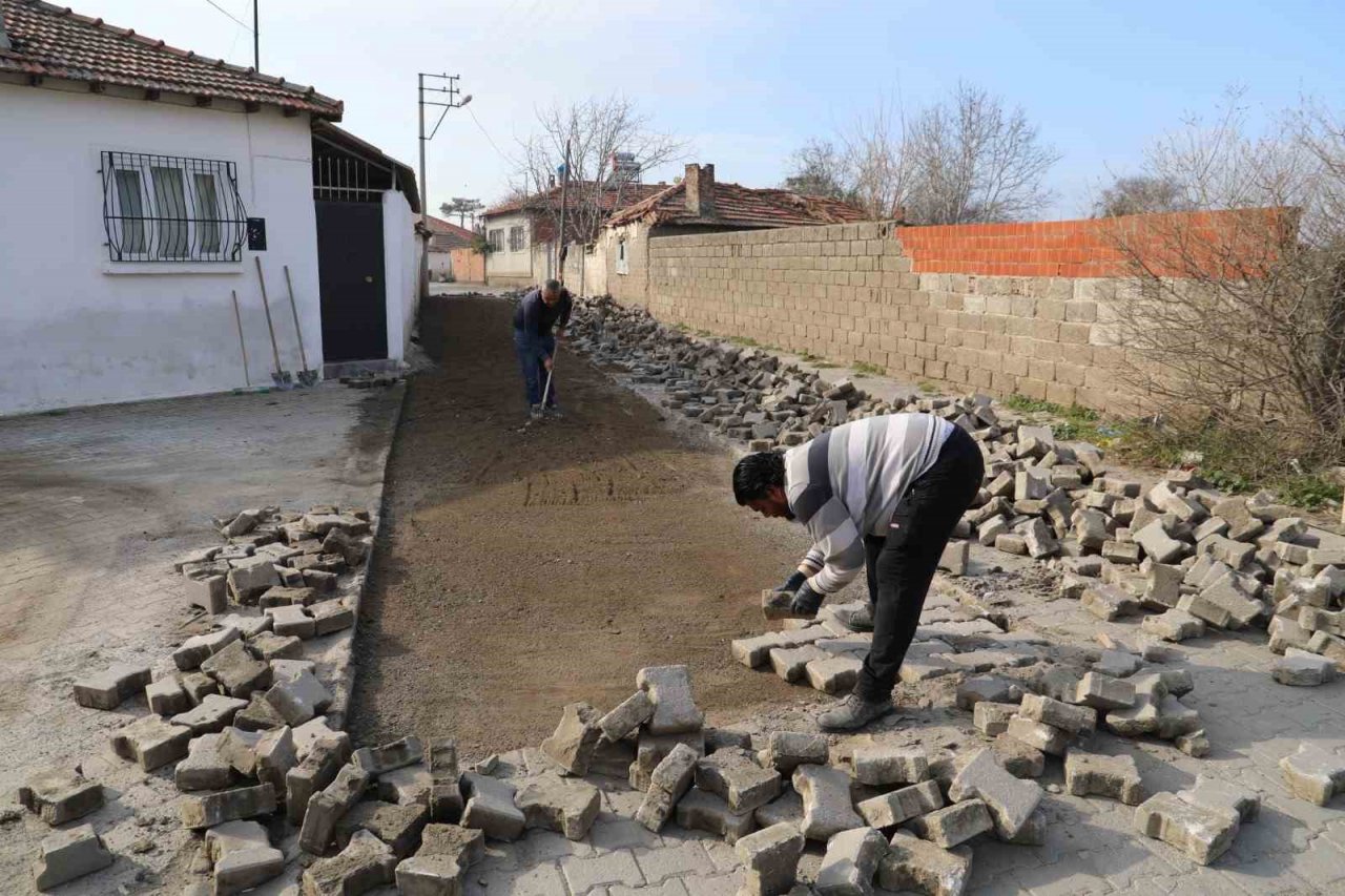 Burhaniye’nin kırsal mahallelerinde yol çalışmaları devam ediyor