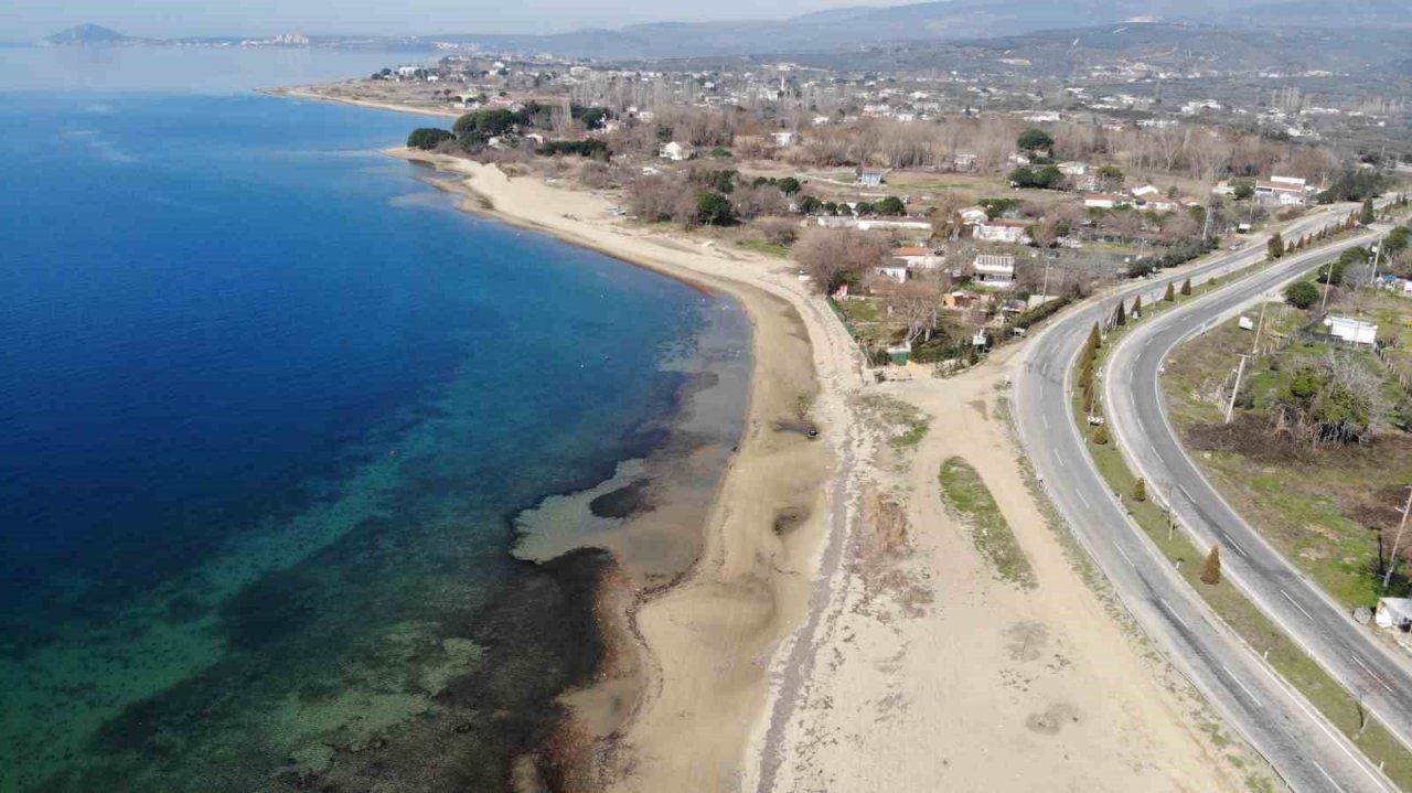 Erdek’te deniz çekildi, antik liman ortaya çıktı