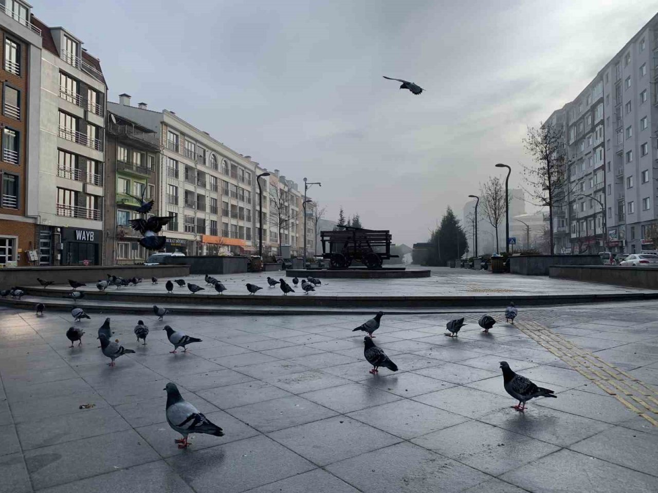 Eskişehirliler güne puslu hava ile uyandı