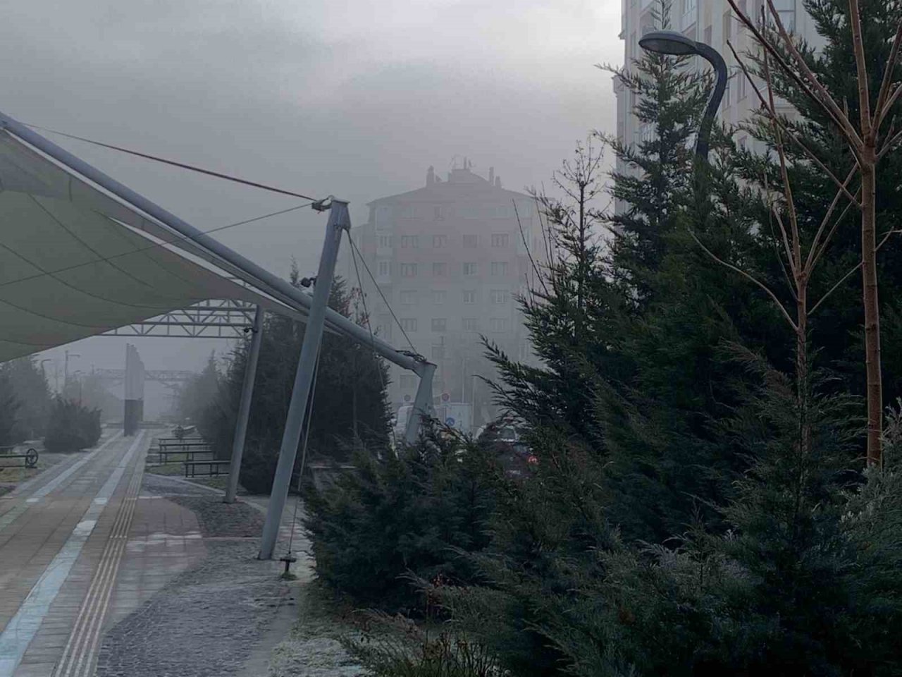 Eskişehirliler güne puslu hava ile uyandı