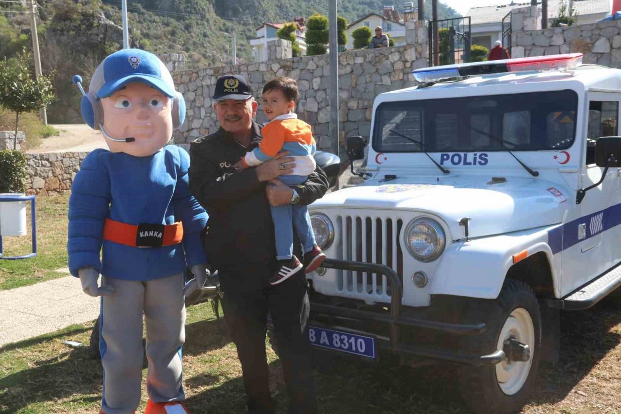 Fethiye emniyeti depremzede çocuklar için eğlence düzenledi