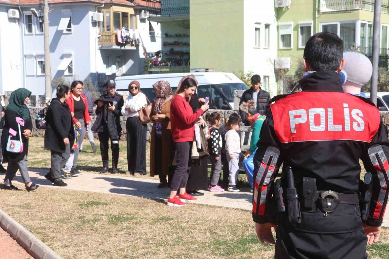 Fethiye emniyeti depremzede çocuklar için eğlence düzenledi