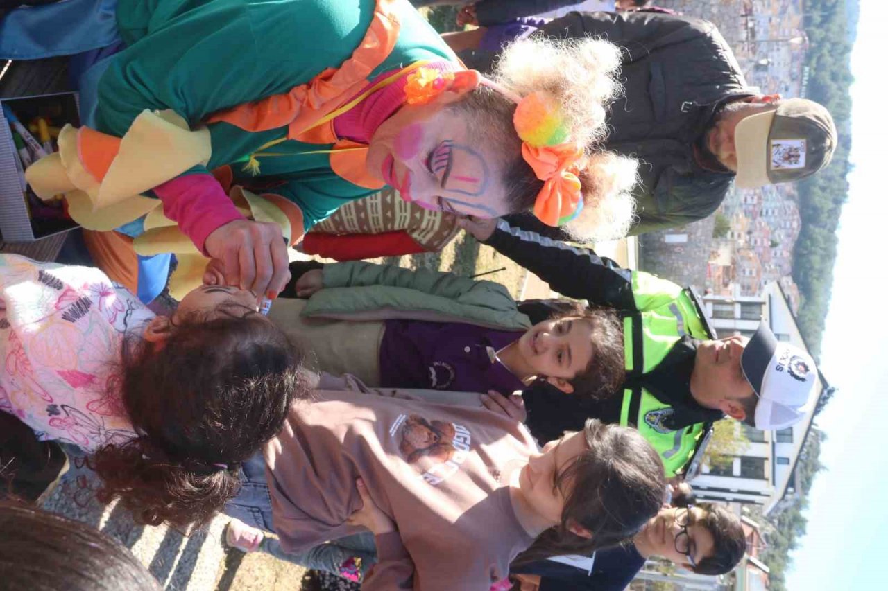 Fethiye emniyeti depremzede çocuklar için eğlence düzenledi