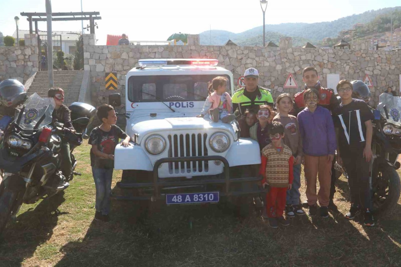Fethiye emniyeti depremzede çocuklar için eğlence düzenledi