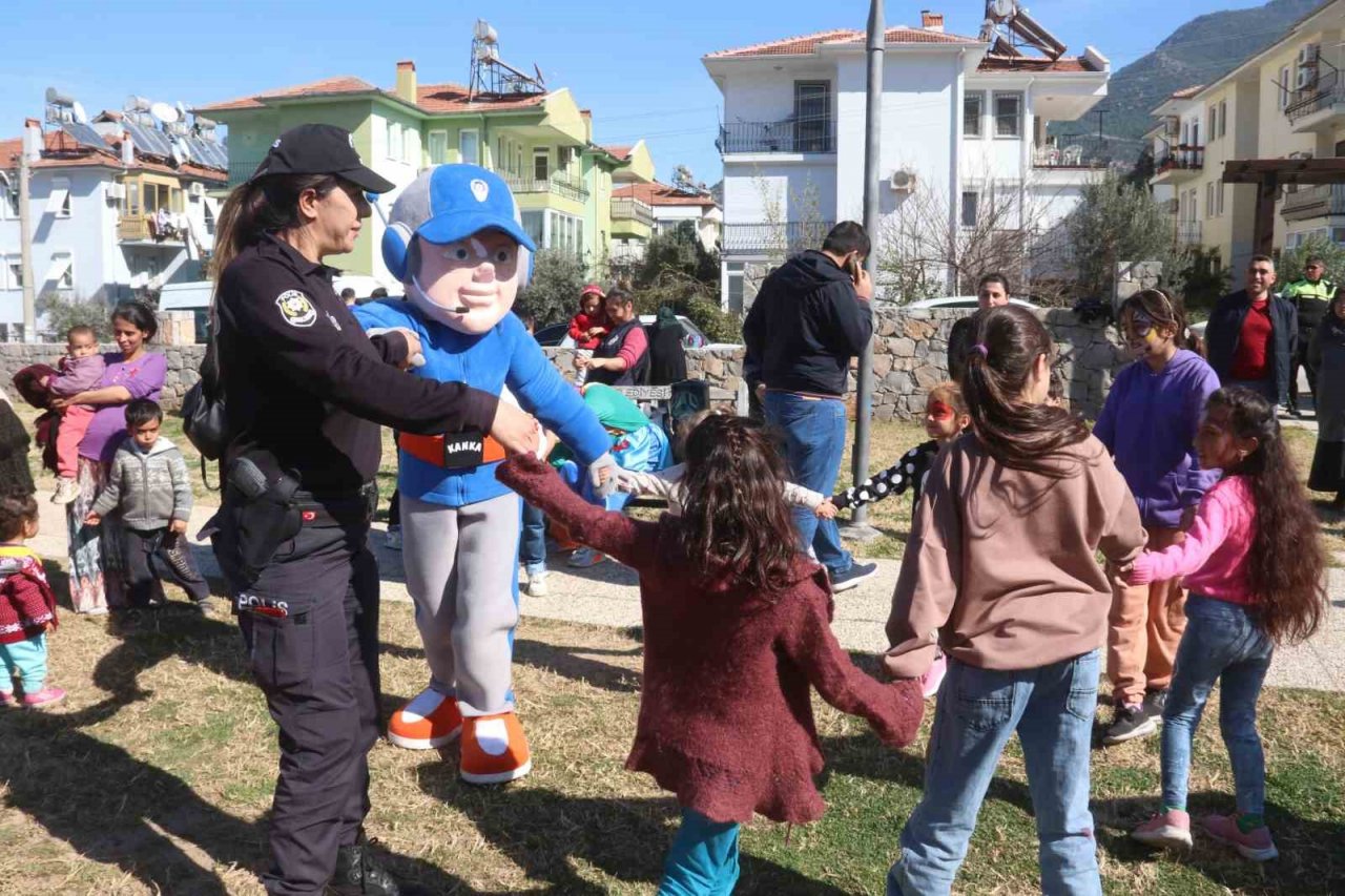 Fethiye emniyeti depremzede çocuklar için eğlence düzenledi