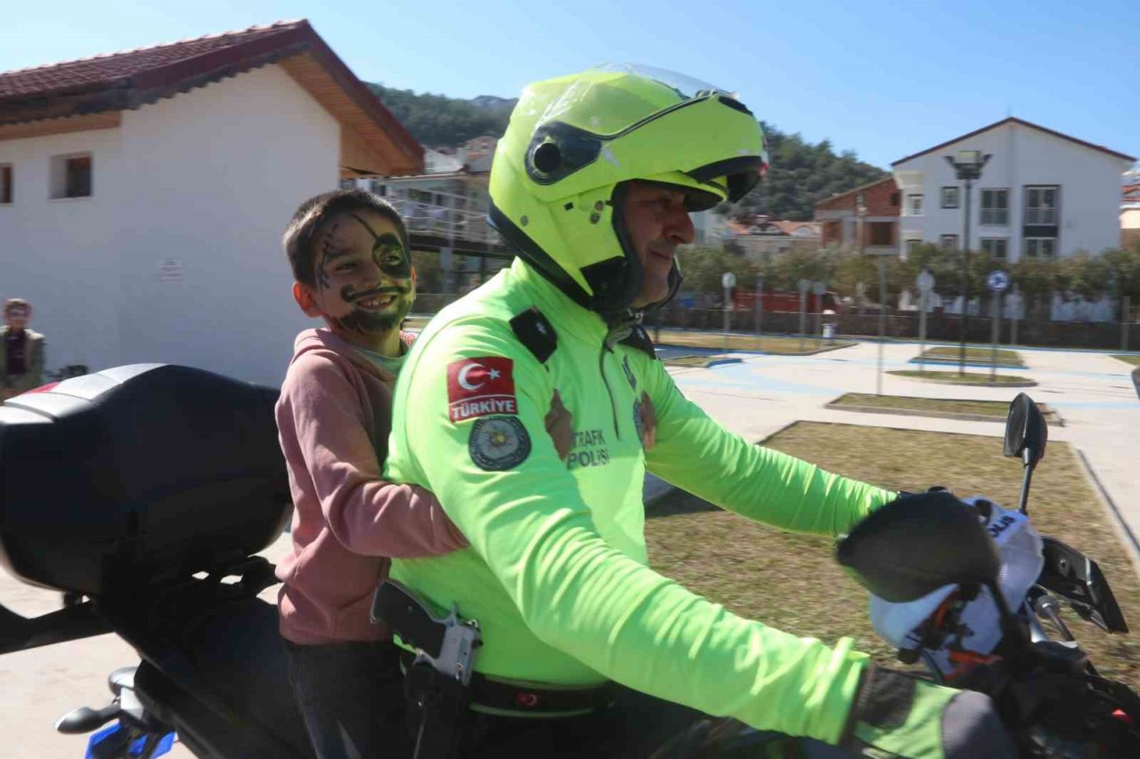 Fethiye emniyeti depremzede çocuklar için eğlence düzenledi