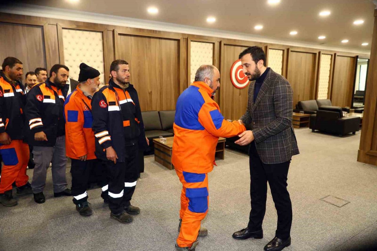 Enkaz altındaki anne ile kızı, papağan sayesinde kurtuldu