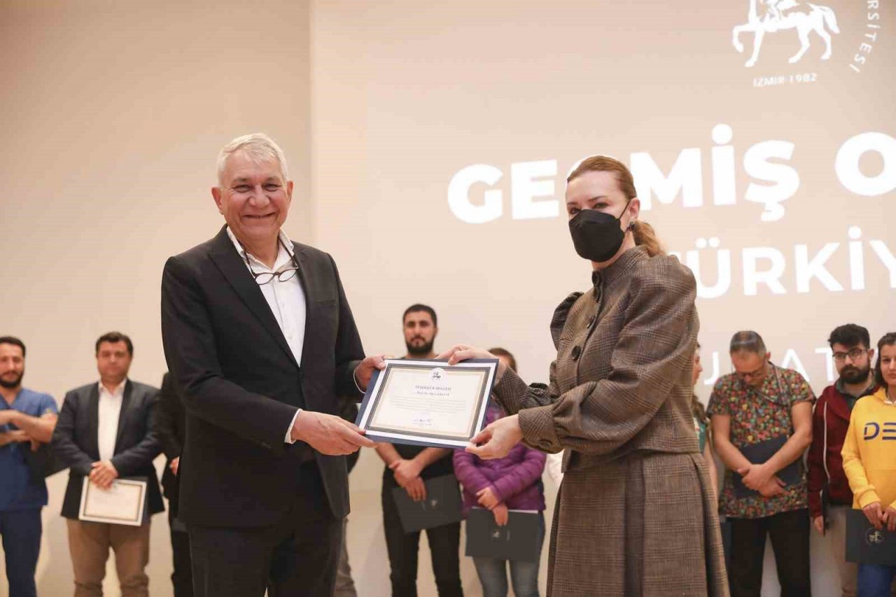 Deprem bölgesinden dönen DEÜ ekiplerine teşekkür belgesi