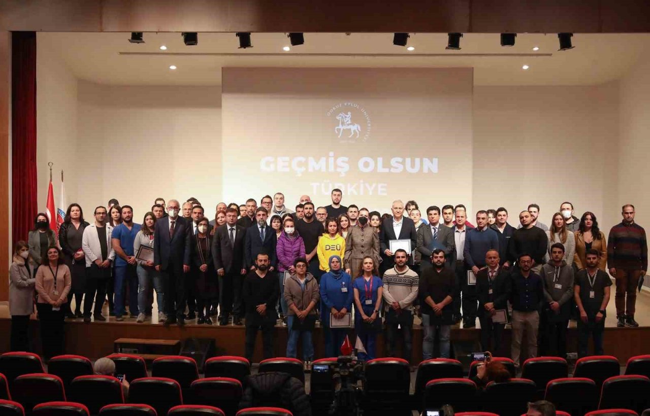 Deprem bölgesinden dönen DEÜ ekiplerine teşekkür belgesi