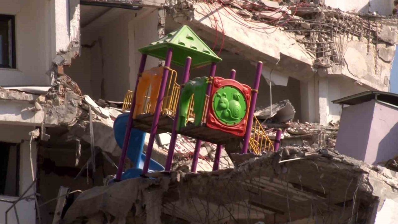 Yıkılan binada havuz yapılacağı gerekçesiyle kolon kesildiği iddiası