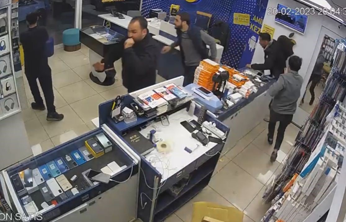 Hatay depreminde panik anları güvenlik kamerasına yansıdı