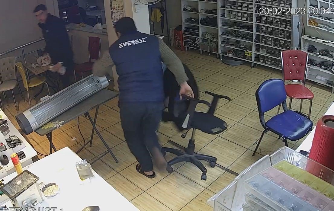 Hatay depreminde panik anları güvenlik kamerasına yansıdı