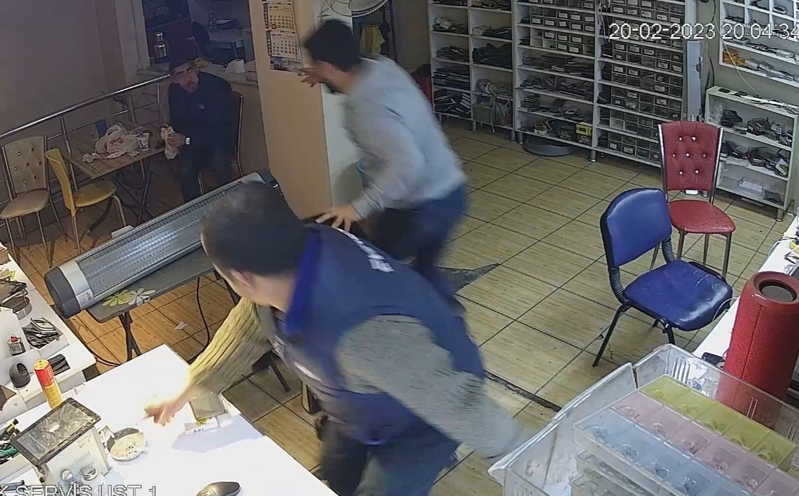 Hatay depreminde panik anları güvenlik kamerasına yansıdı