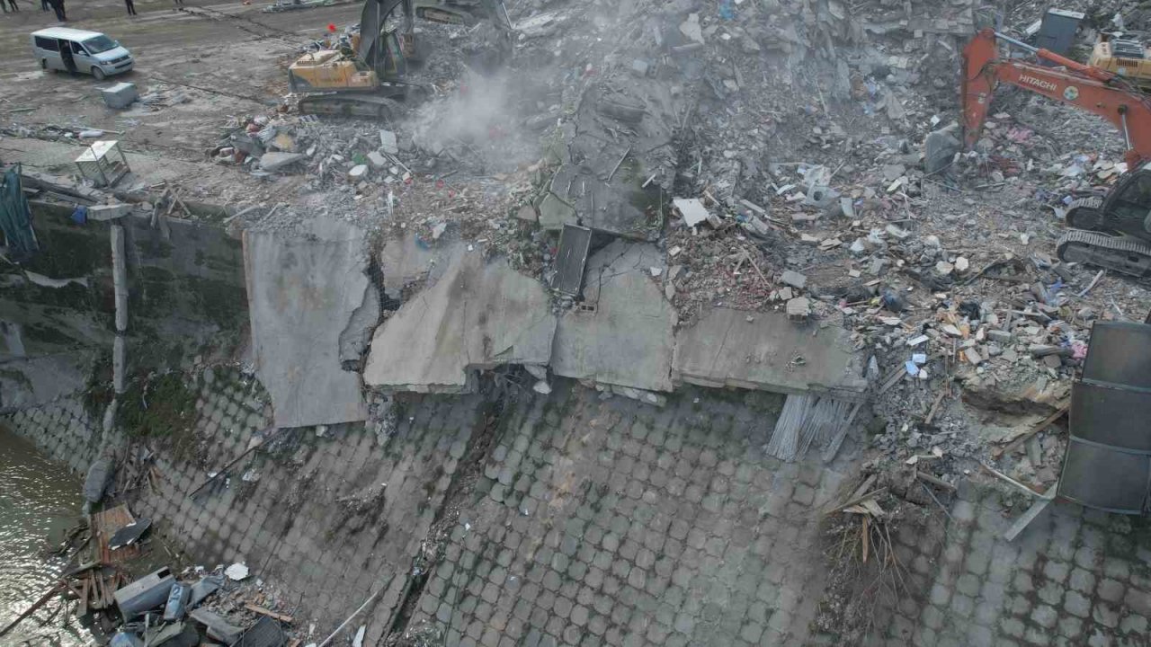 Hatay’da Asi Nehri’nin bazı kısımlarında çökme meydana geldi