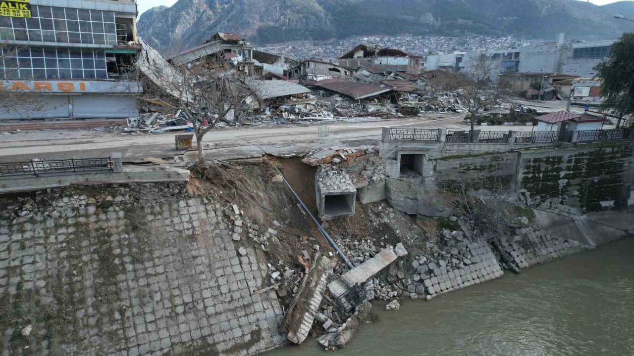 Hatay’da Asi Nehri’nin bazı kısımlarında çökme meydana geldi