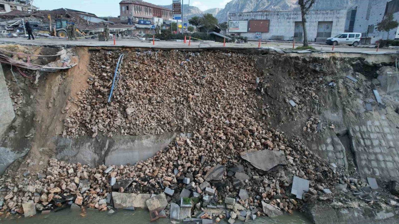 Hatay’da Asi Nehri’nin bazı kısımlarında çökme meydana geldi