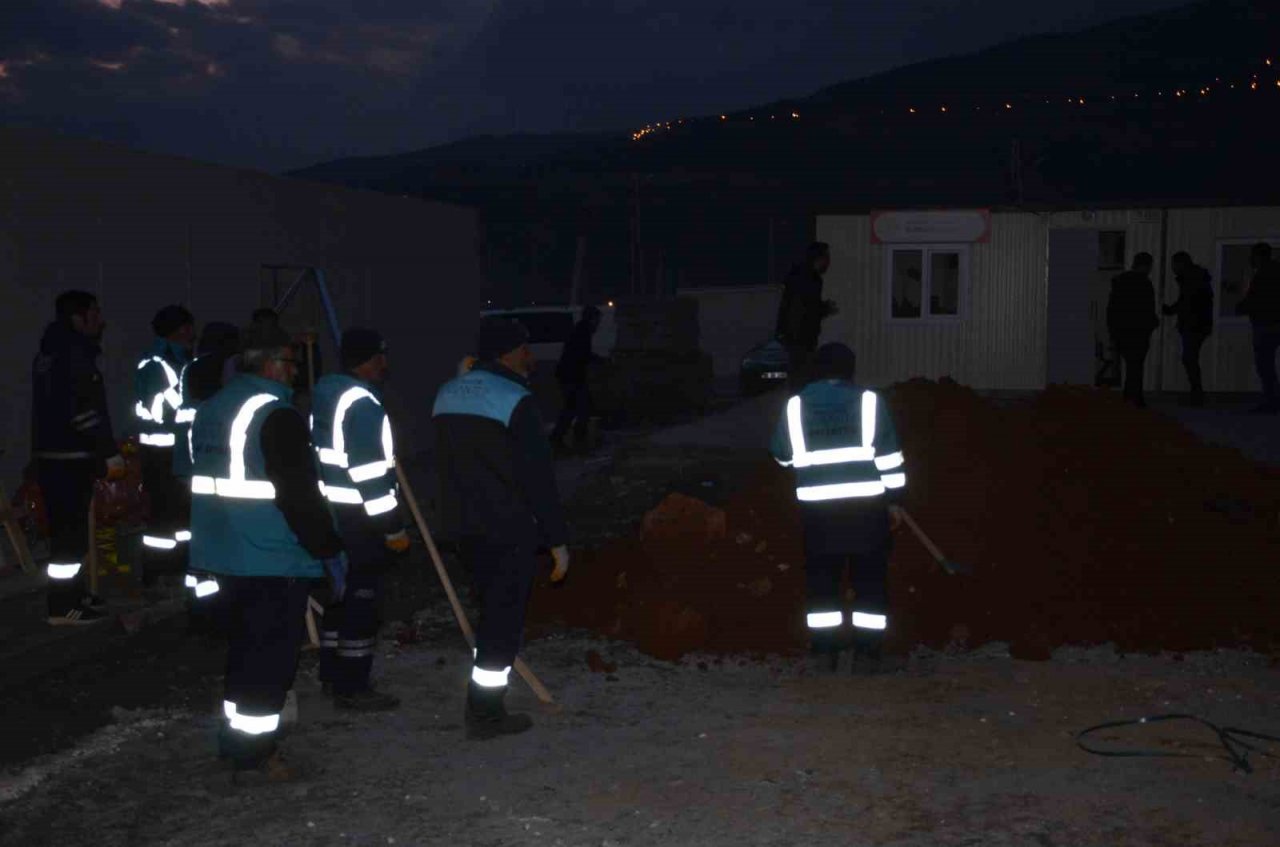 Nurdağı’nda depremzedeler için barınma çalışmaları devam ediyor