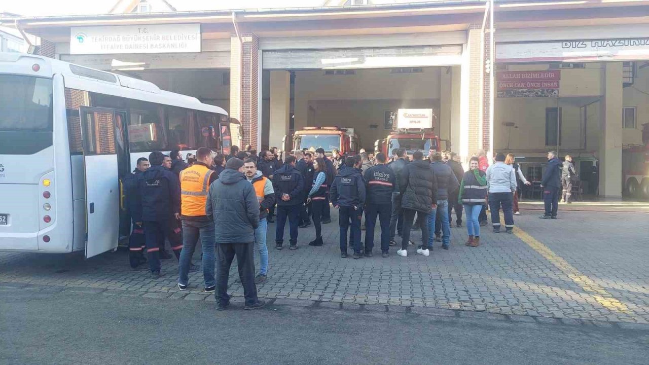 Enkazdan 4 kişiyi kurtaran Tekirdağ itfaiyesi çalışmalarını tamamlayıp kente döndü