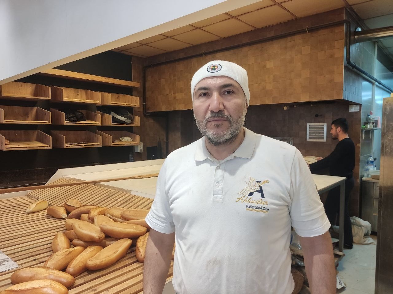 Kahramanmaraşlı işletmeci, depremzedeler için Ukrayna’dan dönüp ekmek dağıtmaya başladı