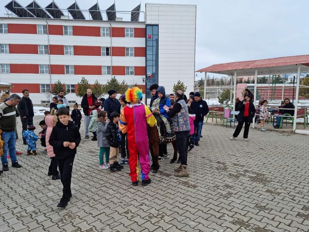 Develi’de depremzede çocuklar at bindi