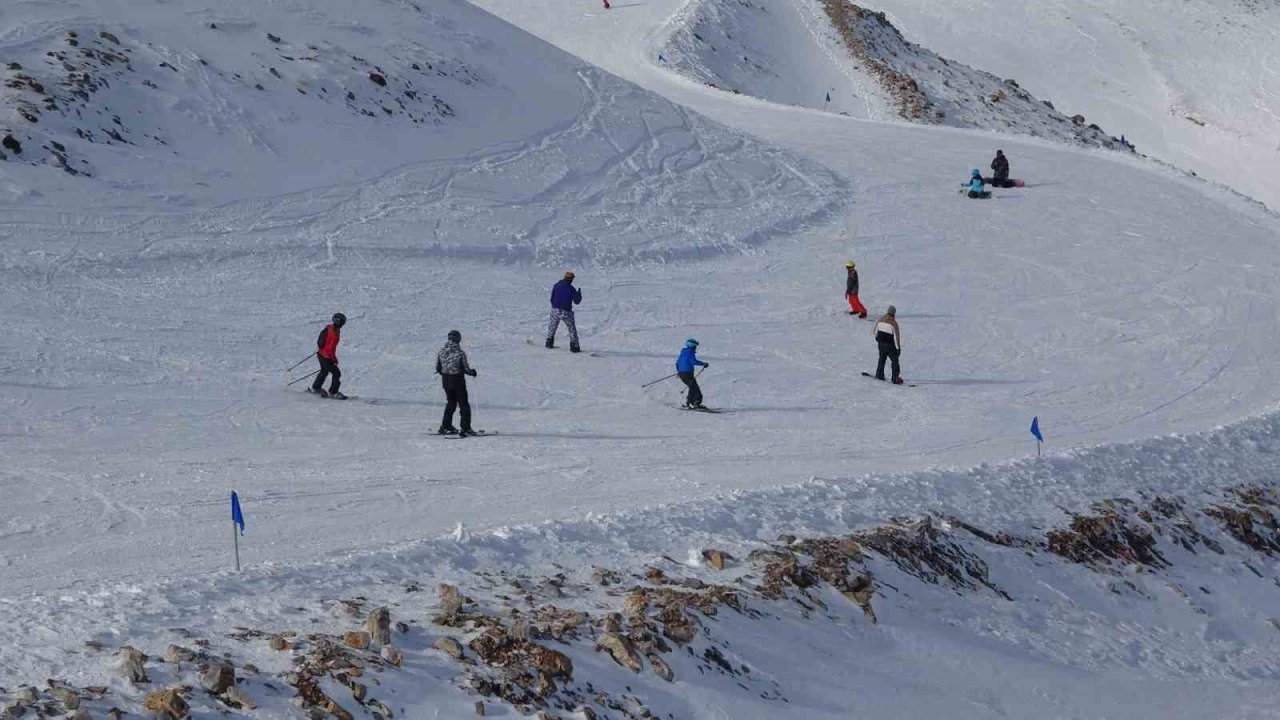 Denizli Kayak Merkezi, snowboard ve yamaç paraşütü tutkunlarının gözde mekanı oldu