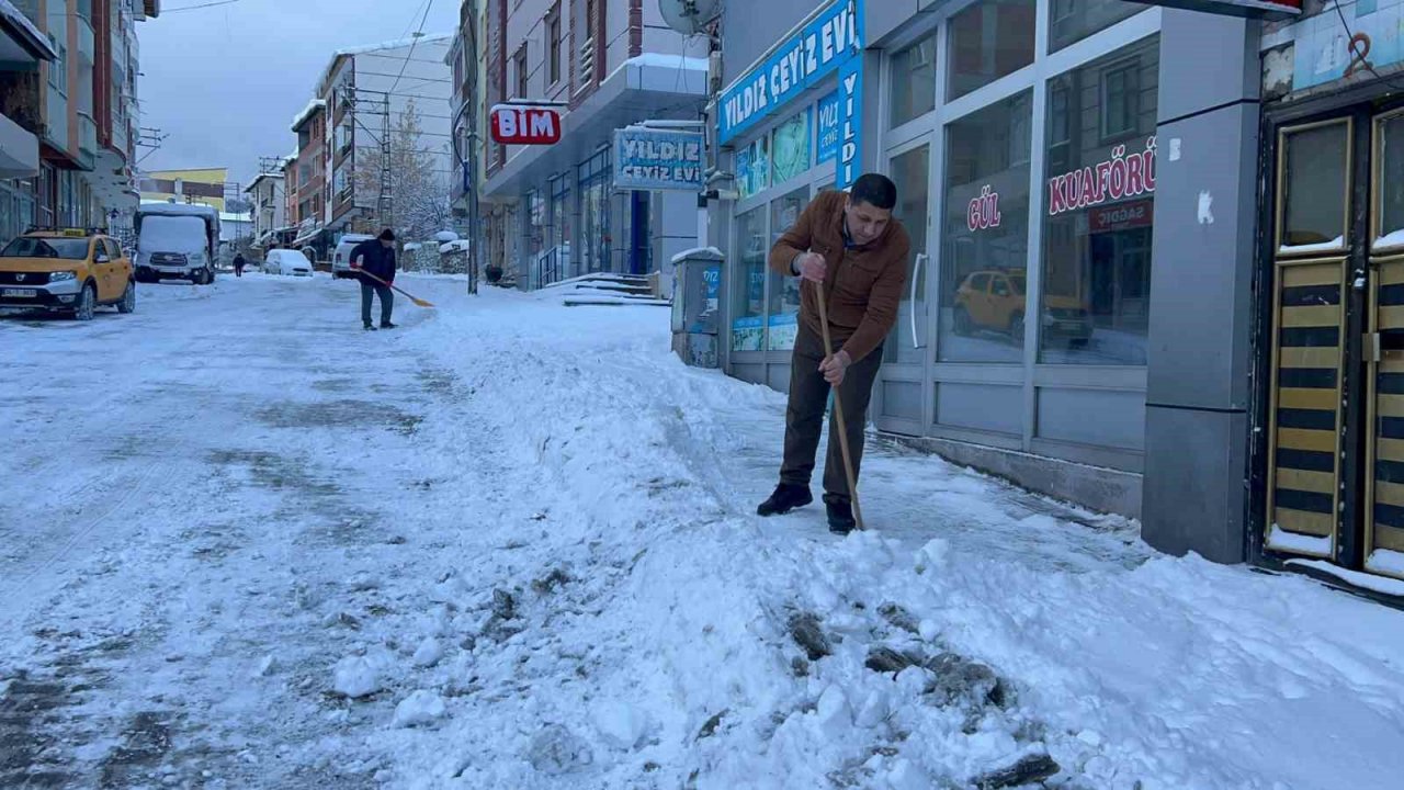 Kars’ta kar ve tipi 39 köy yolunu ulaşıma kapadı