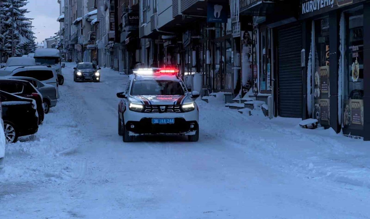 Kars’ta kar ve tipi 39 köy yolunu ulaşıma kapadı