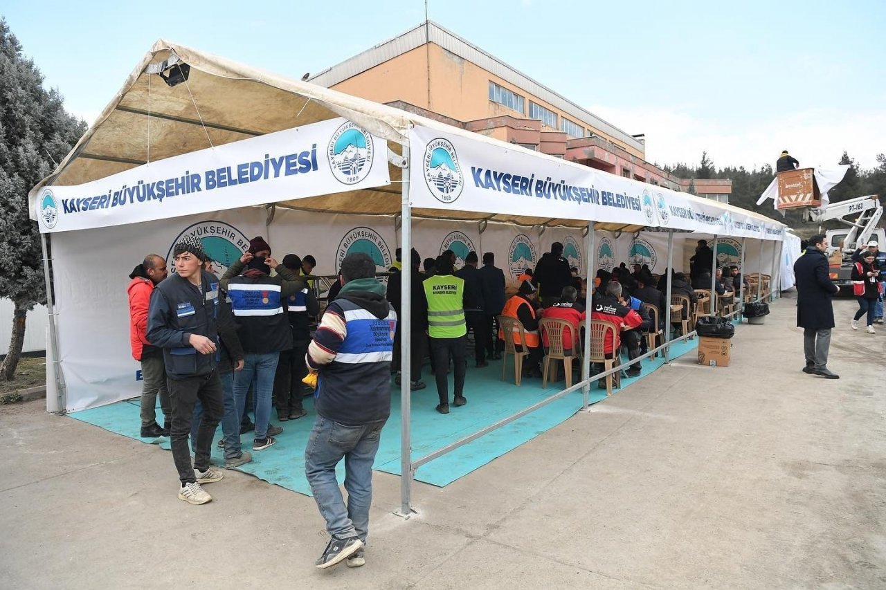 Kayseri Büyükşehir Belediyesi, İlk Konteyner Kentte Sıcak Yemek Dağıtıyor