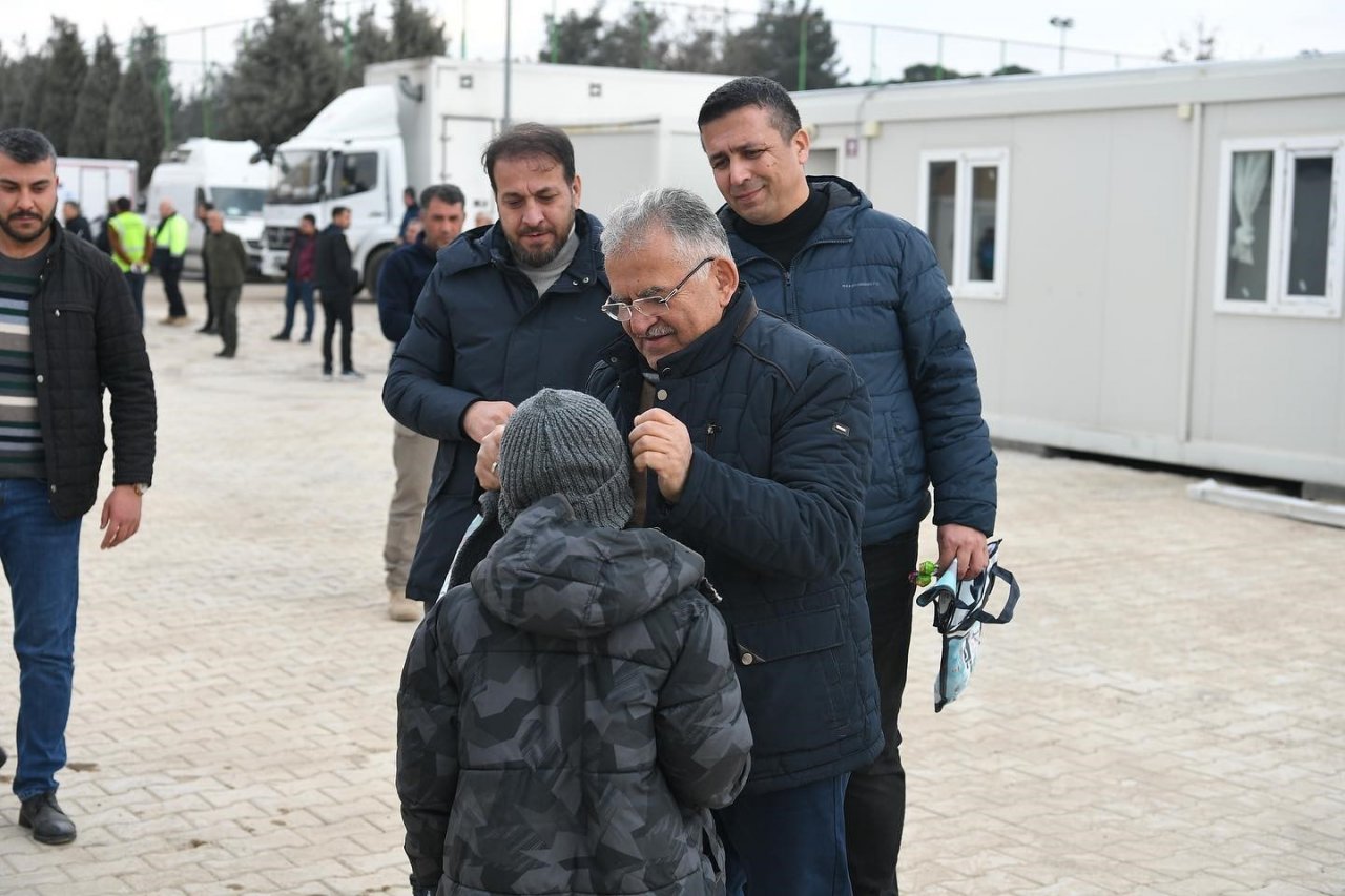 KAYMEK’in Kışlık Örgüleri Depremzedeleri Isıtıyor