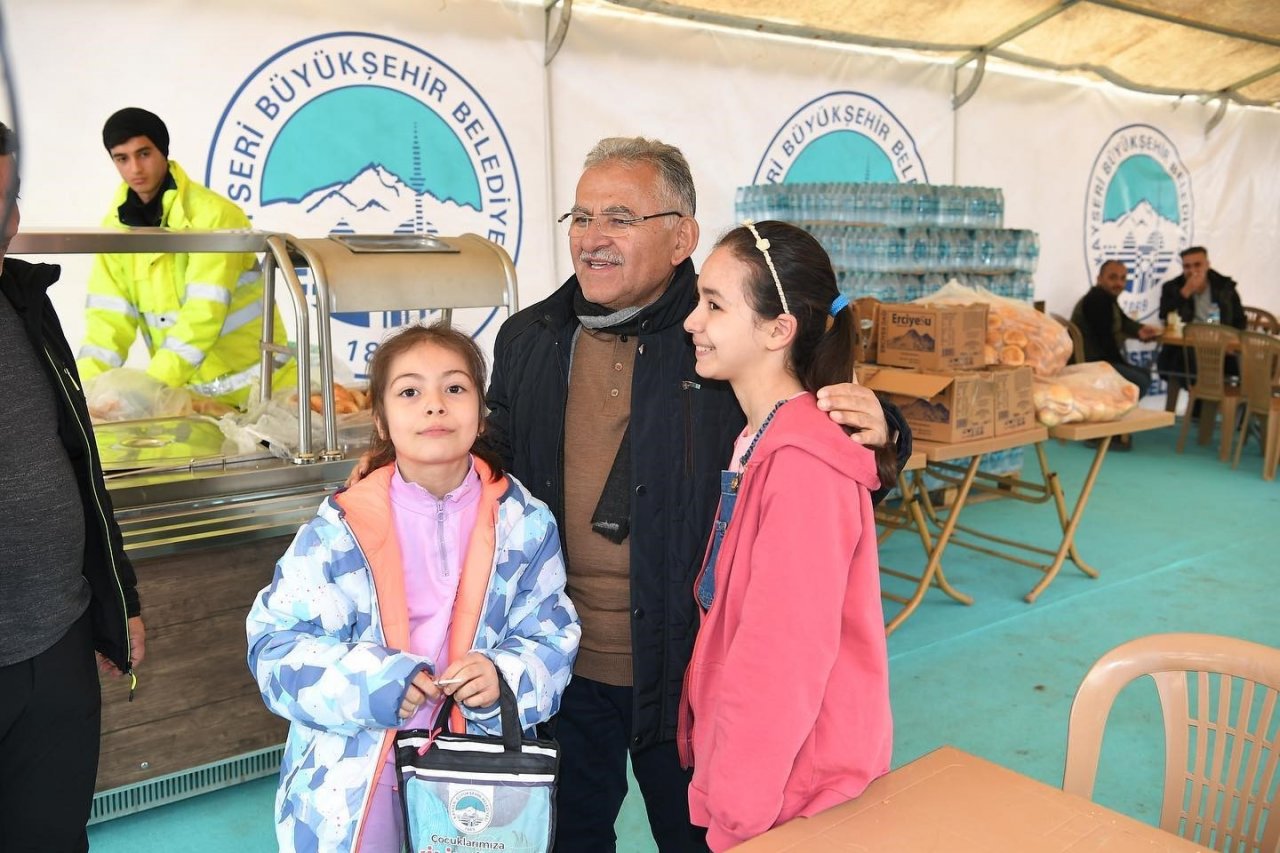 KAYMEK’in Kışlık Örgüleri Depremzedeleri Isıtıyor