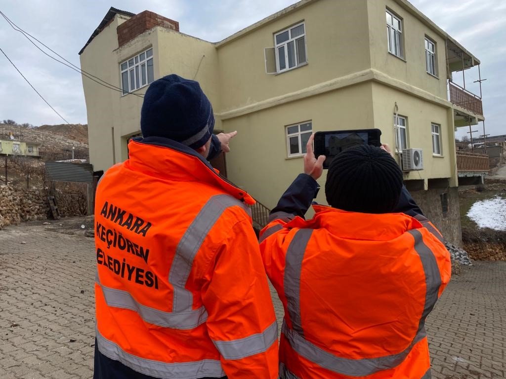 Keçiören Belediyesinin uzman ekipleri hasar tespiti için sahada