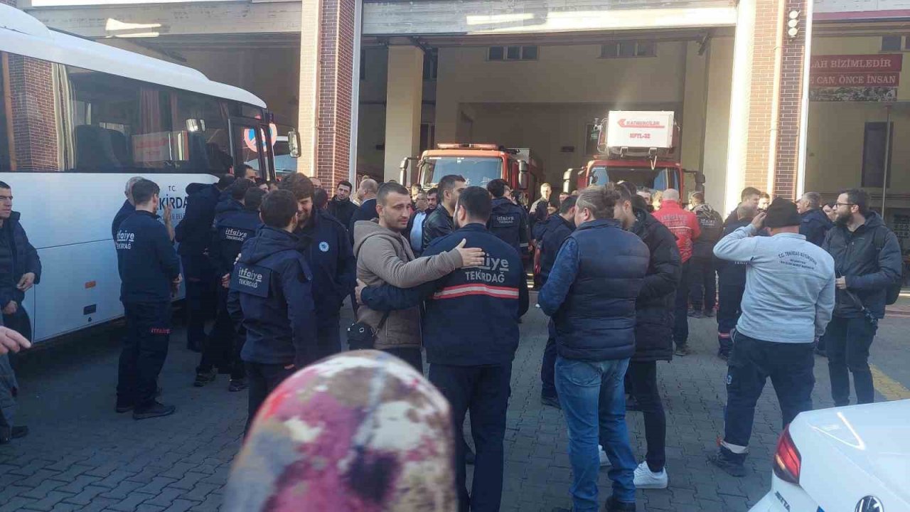 Enkazdan 4 kişiyi kurtaran Tekirdağ itfaiyesi çalışmalarını tamamlayıp kente döndü