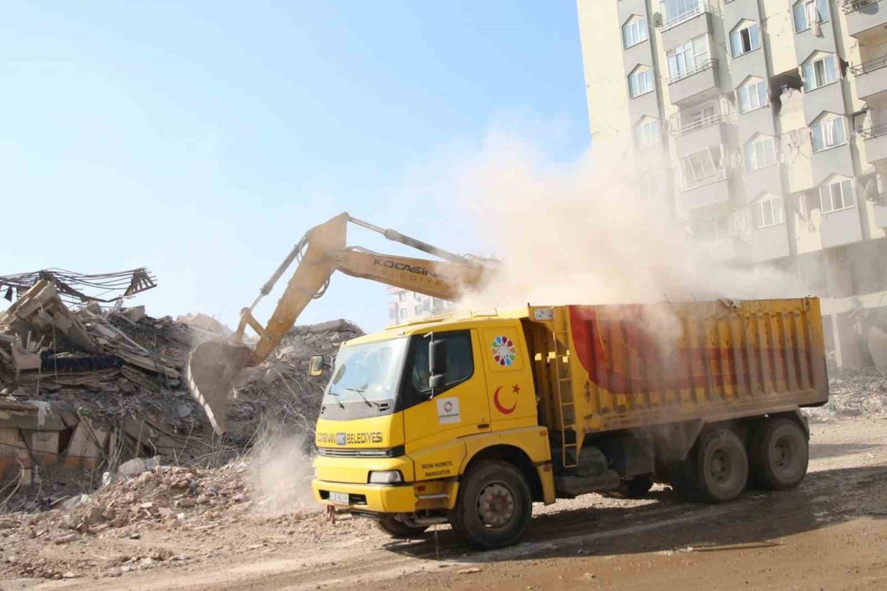 Başkan Çolakbayrakdar: "Her şartta depremzede kardeşlerimizin yanındayız"