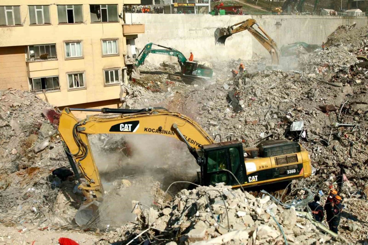 Başkan Çolakbayrakdar: "Her şartta depremzede kardeşlerimizin yanındayız"