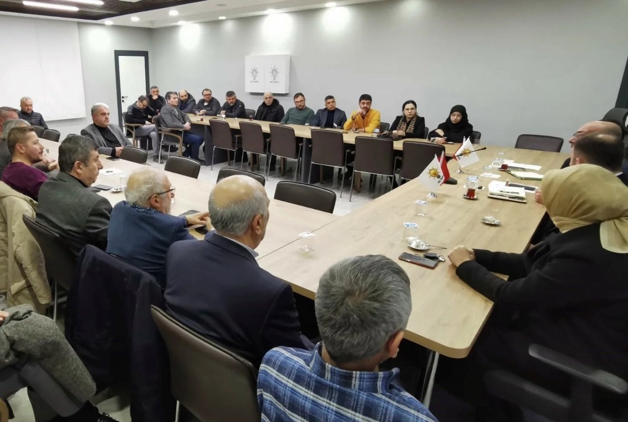 Kütahya AK Parti’de deprem felaketinde yapılan faaliyetler masaya yatırıldı