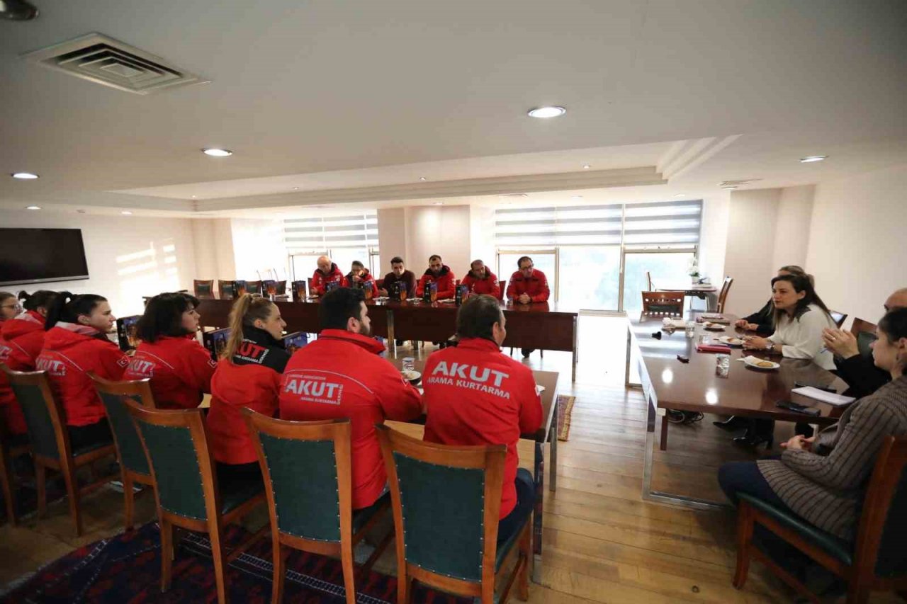 Başkan Ceretoğlu Sengel, AKUT Selçuk ekibiyle buluştu