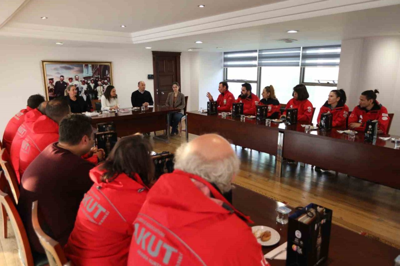 Başkan Ceretoğlu Sengel, AKUT Selçuk ekibiyle buluştu