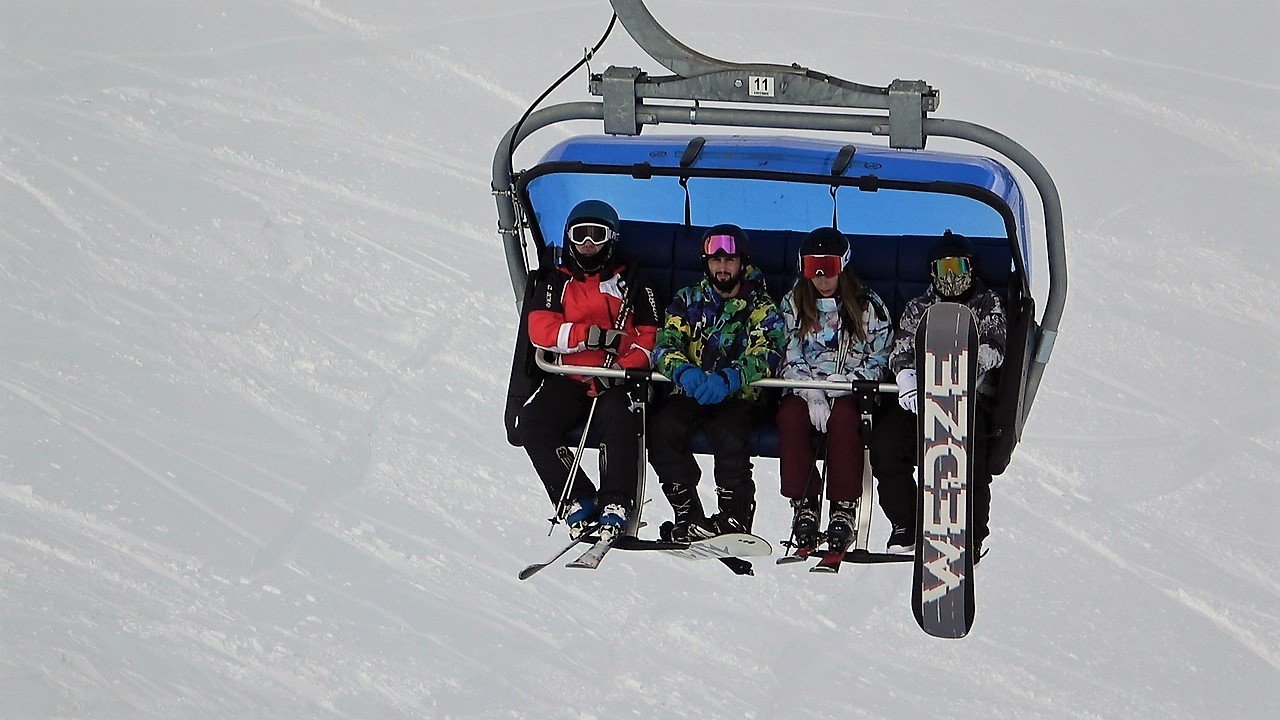Denizli Kayak Merkezi, snowboard ve yamaç paraşütü tutkunlarının gözde mekanı oldu