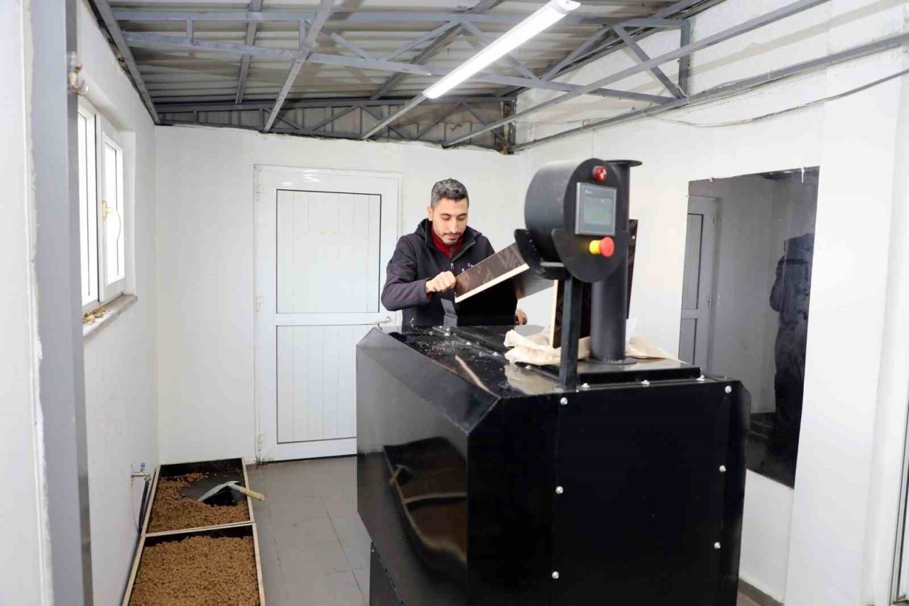 Mudanya Belediyesi kedi ve köpek maması üretimine başladı