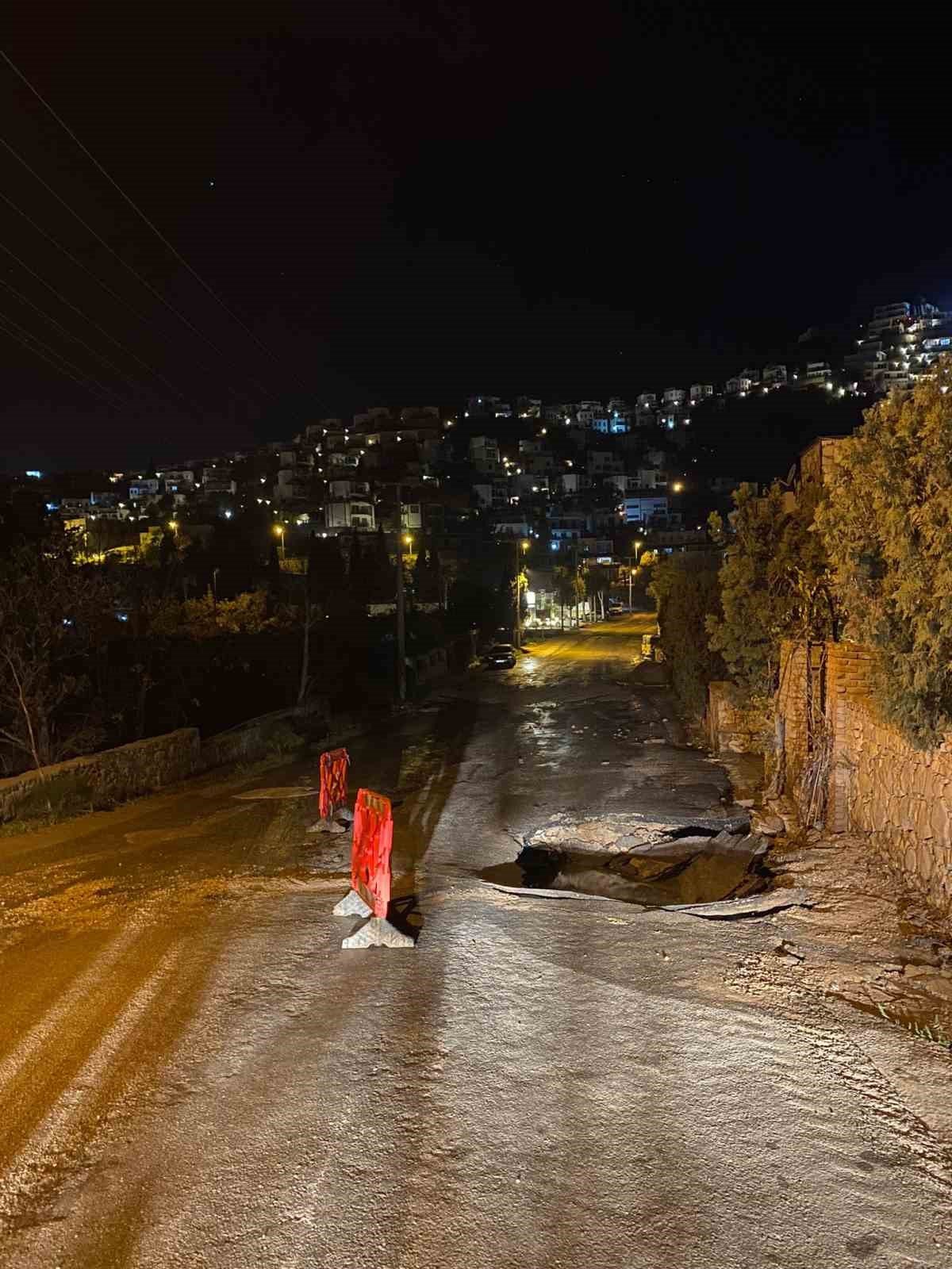 İsale hattı patladı, ev ve bahçeleri su bastı