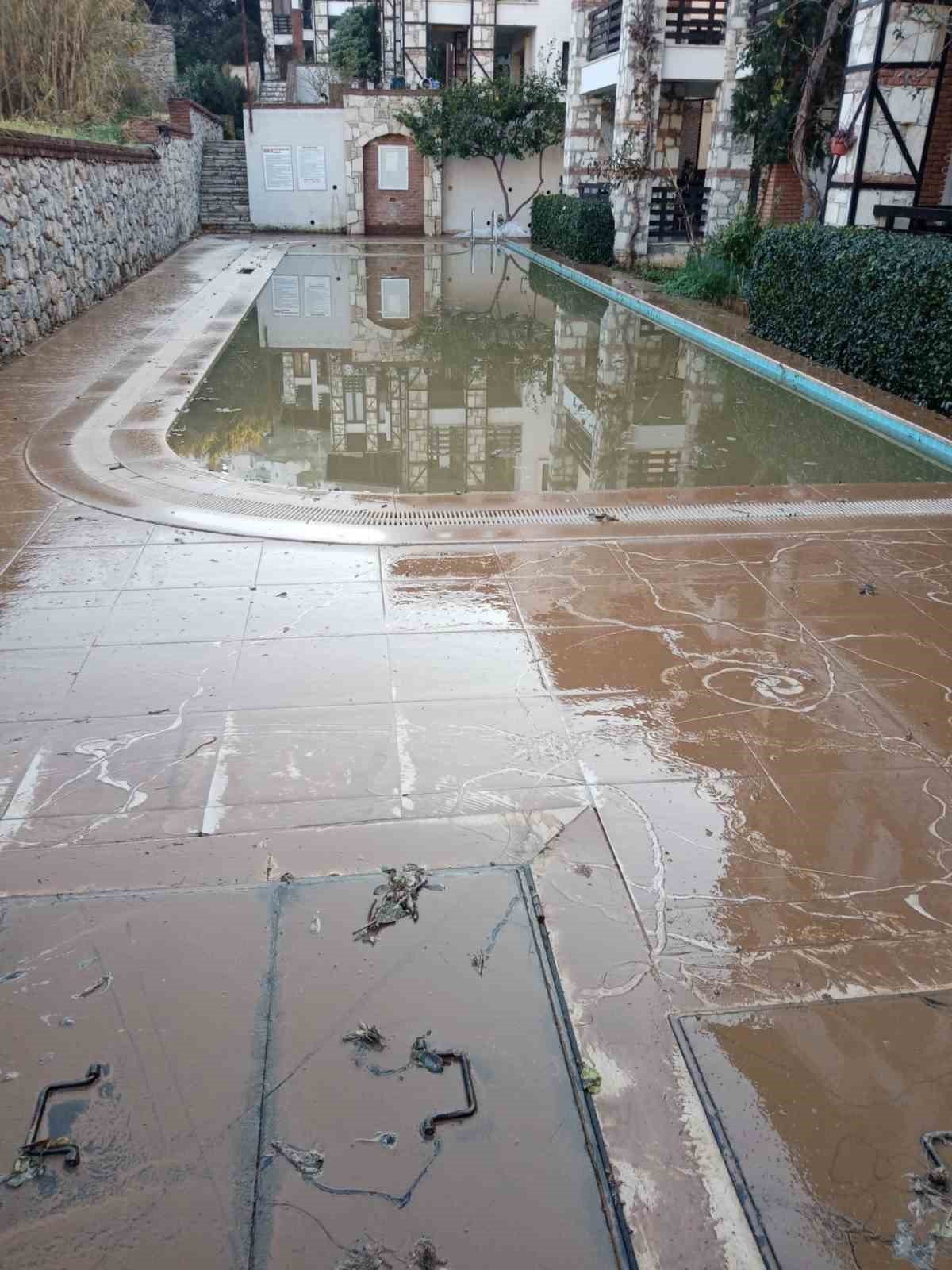 İsale hattı patladı, ev ve bahçeleri su bastı