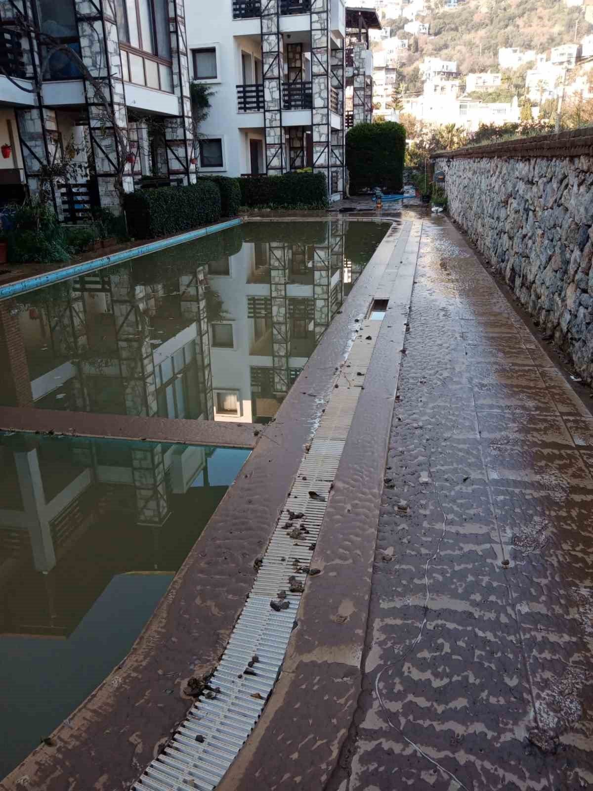 İsale hattı patladı, ev ve bahçeleri su bastı