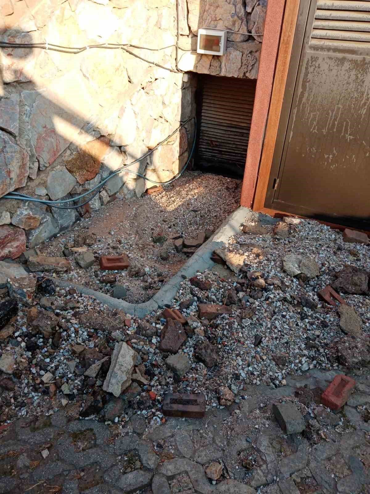 İsale hattı patladı, ev ve bahçeleri su bastı