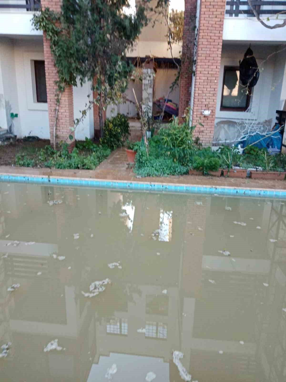 İsale hattı patladı, ev ve bahçeleri su bastı