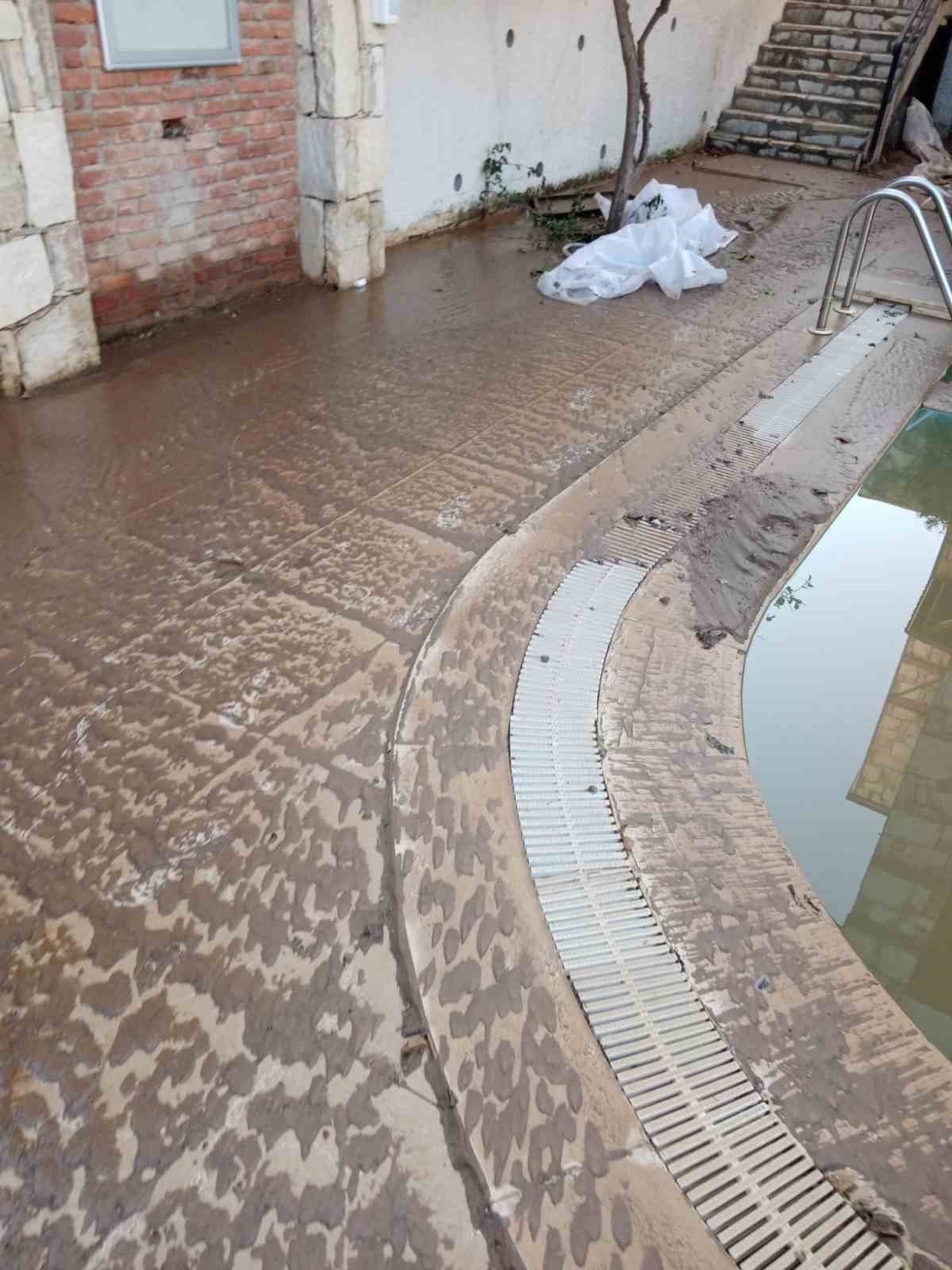 İsale hattı patladı, ev ve bahçeleri su bastı