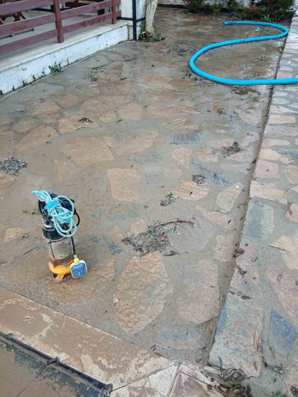 İsale hattı patladı, ev ve bahçeleri su bastı