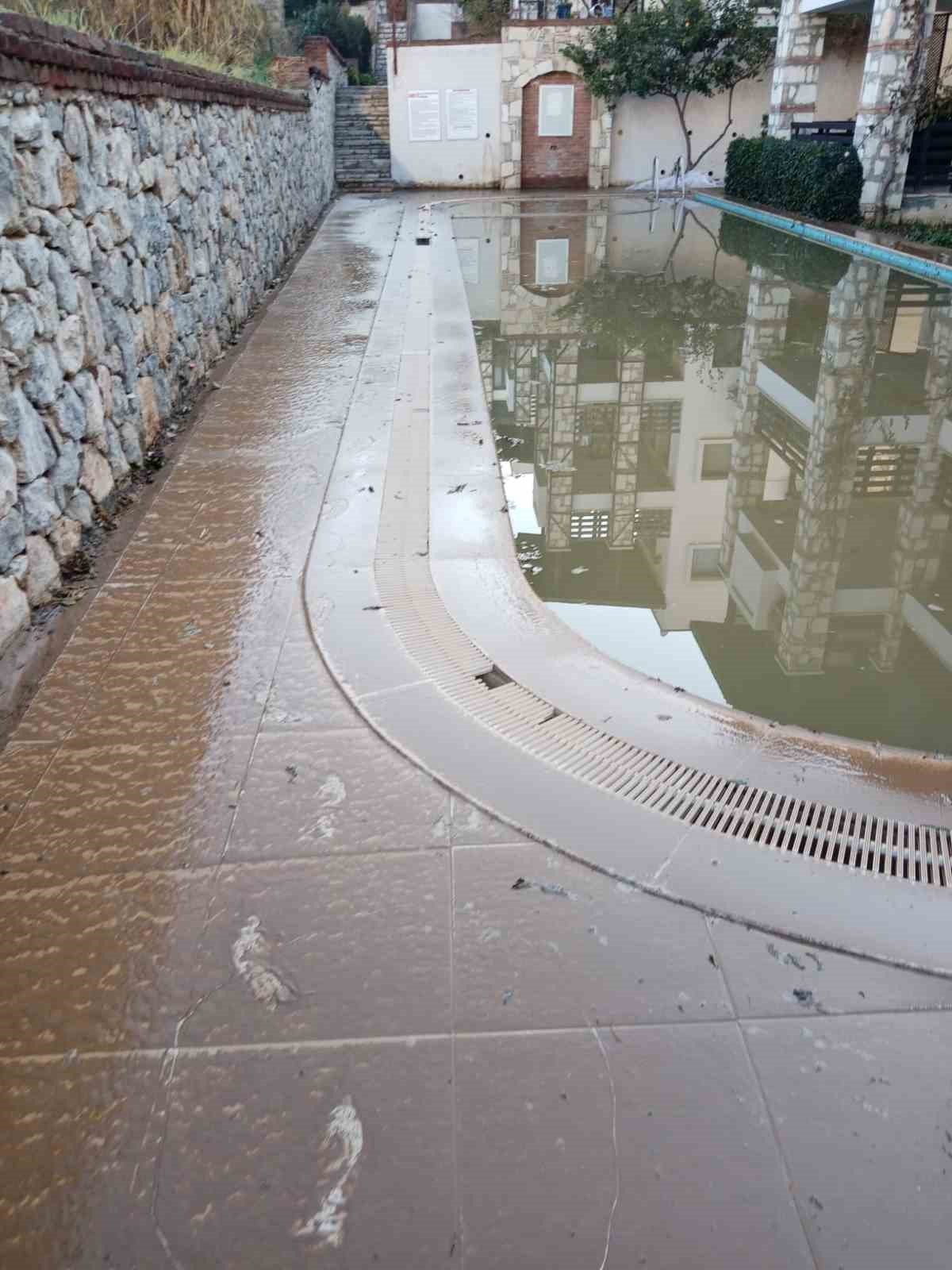 İsale hattı patladı, ev ve bahçeleri su bastı